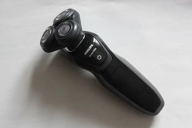 Norelco 5000: A great rotary shaver solution for the thrifty ones.